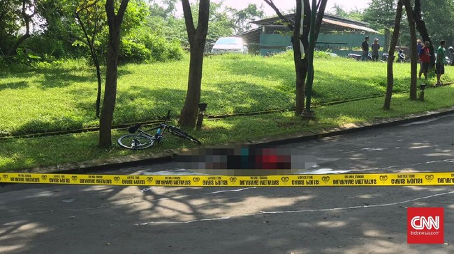 Seorang pensiunan Polri meninggal di tengah jalan masih mengenakan stelan gowes dan helm sekitar pukul 07.00 WIB, Selasa (31/3).