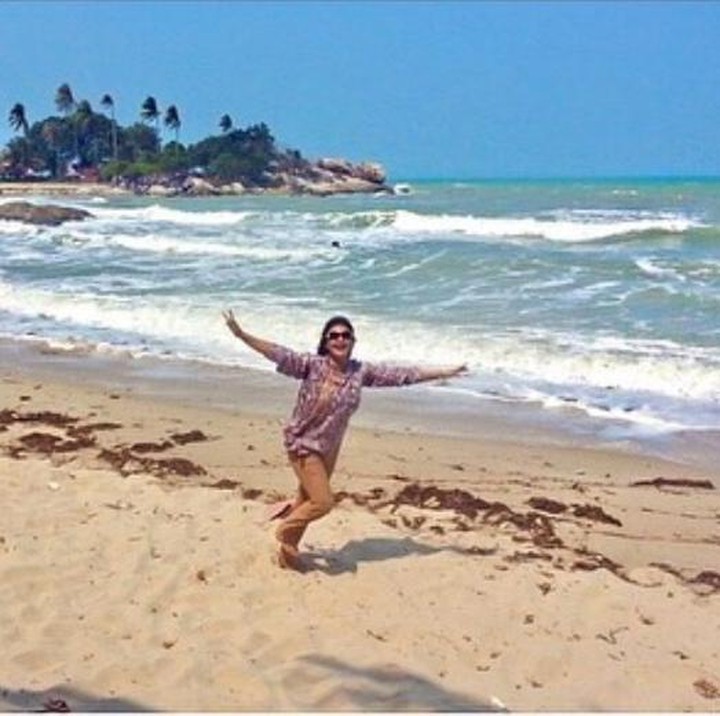 <p>Bunda Bella Shapira sempatkan diri berjemur saat mengunjungi Pantai Parai Tenggiri, Bangka Belitung. Bebas nikmati pantai yang lagi sepi. (Foto: Instagram@bellasaphiraofficial)</p>