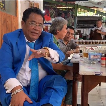 Hotman Paris Jualan Mi Ayam di Pinggir Jalan, Janda Cantik Gratis