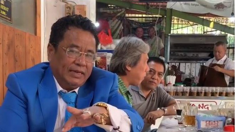 Siapa yang tak kenal pengacara kondang, Hotman Paris? Kaya raya, Hotman malah sering menyimpan uang dengan cara digulung dan diikat dengan karet lho, Bun.