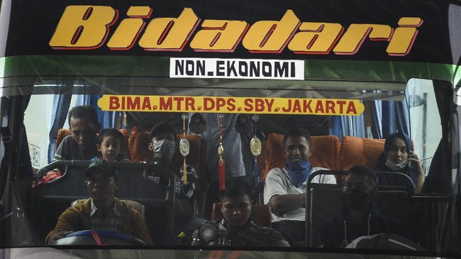 Penumpang menaiki bus Antar Kota Antar Provinsi di Terminal Pulo Gebang, Jakarta, Minggu (29/3/2020). Kementerian Perhubungan mengimbau agar warga membatalkan niatnya pulang kampung, untuk mencegah penyebaran COVID-19. ANTARA FOTO/Indrianto Eko Suwarso/foc.