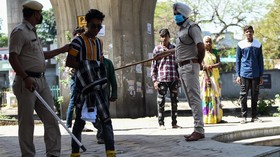 FOTO: Aksi Polisi India Tindak Warga Pelanggar Lockdown