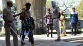 FOTO: Aksi Polisi India Tindak Warga Pelanggar Lockdown Polisi di India bertindak keras dengan menghukum para penduduk yang melanggar perintah penguncian wilayah (lockdown).