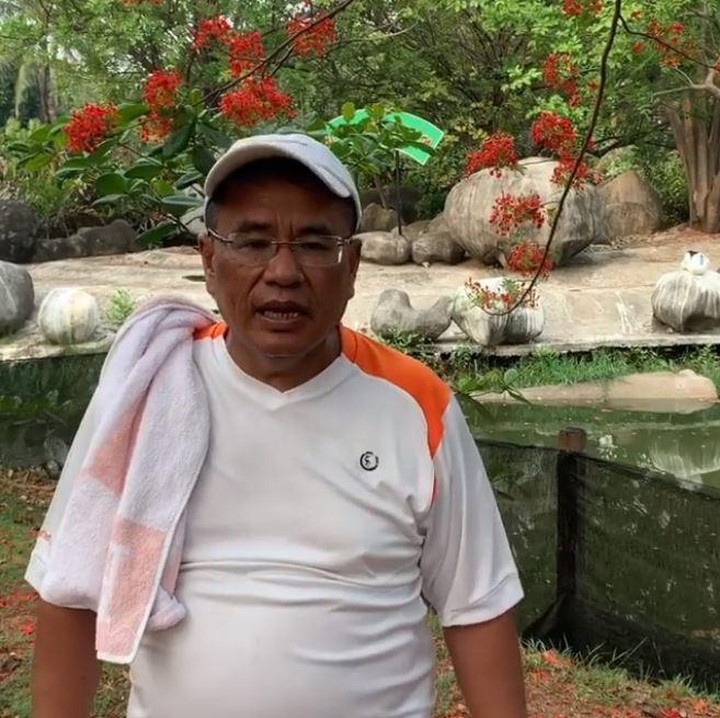 <p>Style olahraga Hotman, cukup baju kaos polos, topi, dan handuk yang nempel di pundak. <em>Hemm</em>, tapi topinya kira-kira<em> branded</em> engak ya, Bun?<em> He-he-he.</em></p>