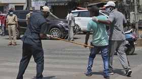 Warga India Demo Akibat Lockdown Diperpanjang
