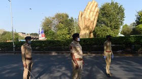 Antar Jasad saat Lockdown, Sopir Ambulans India Bak Pahlawan