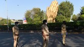 FOTO: Aksi Polisi India Tindak Warga Pelanggar Lockdown Polisi di India bertindak keras dengan menghukum para penduduk yang melanggar perintah penguncian wilayah (lockdown).