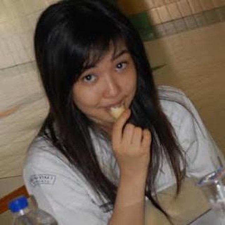 <p>Gisella Anastasia memilih foto jadul dirinya saat masih SMA, berambut panjang dan memakai seragam sekolah. (Foto: Instagram @gisel_la)</p>