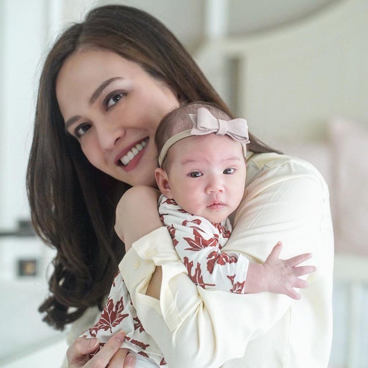 <p>Setuju ya, Bun? Baby Claire Herbowo yang usianya hampir dua bulan ini mirip banget sama Bunda Shandy? (Foto: Instagram @shandyaulia)</p>