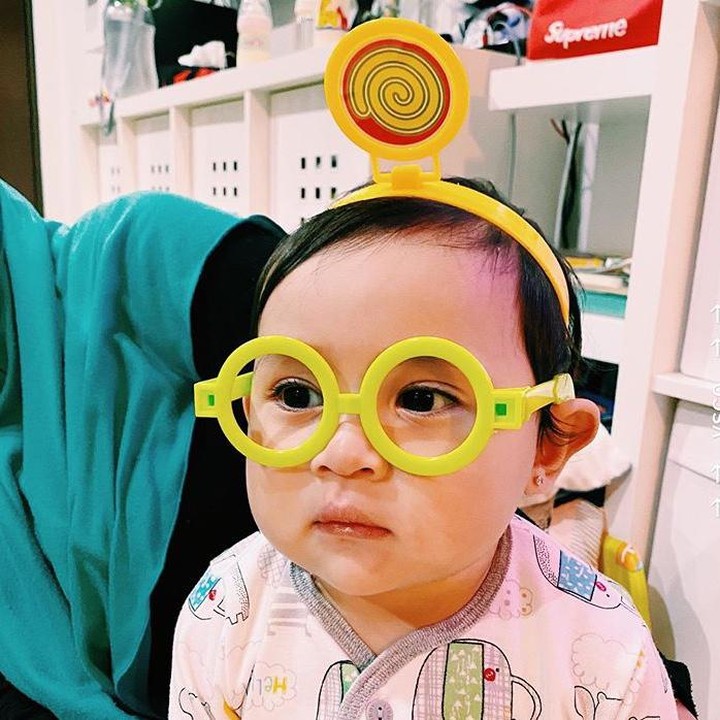 <p>Pakai kacamata begini Aleie super menggemaskan. . (Foto: instagram: @ariyanifitria)  </p>