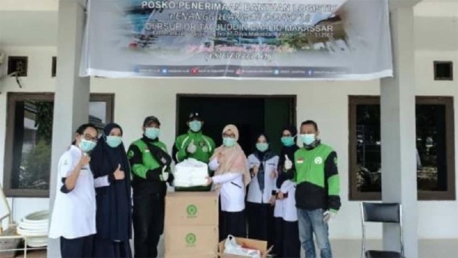 Belasan driver Gojek di Makassar dari berbagai komunitas menyemangati para tenaga medis dengan mengantar makanan kecil dengan inisiatif pribadi.