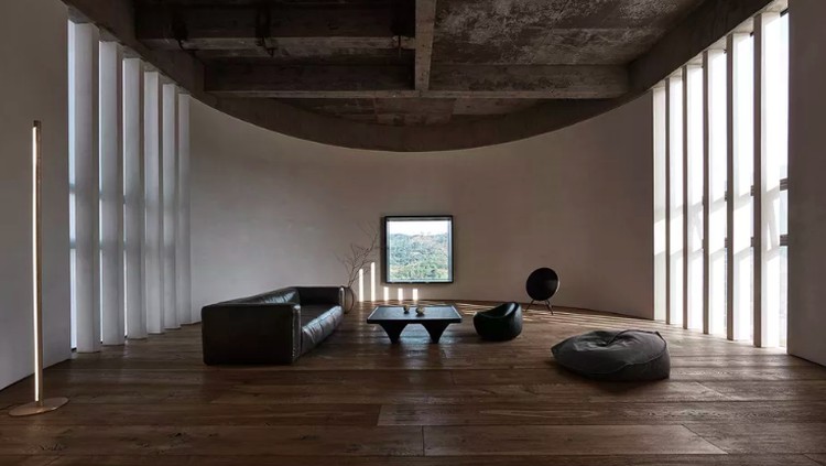 Sebuah pabrik semen yang terlantar di Xiamen, China berhasil disulap oleh sebuah studio arsitektur menjadi rumah minimalis dengan interior yang keren.