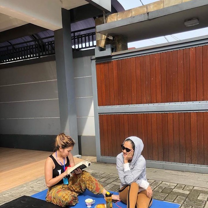 <p>Cuma berjemur berdua? Bunda Ayu Ting Ting pun enggak masalah. Santai kaya di pantai. (Foto: Instagram@ayutingting92)  </p>