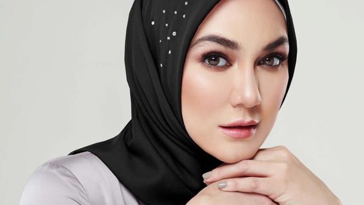 Luna Maya foto dengan menggunakan hijab, Bun. Wajahnya terlihat sangat cantik sampai membuat netizen salah fokus dan terkagum-kagum. Intip fotonya yuk.