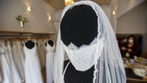 FOTO: Rancangan Gaun Pengantin Cegah Corona Desainer Jerman Frederike Jorzig membuat gaun pernikahan yang dipakai saat pesta pernikahan di tengah wabah corona.