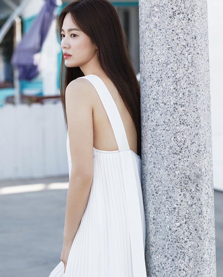 Intip tujuh foto terbaru Song Hye Kyo yang menuai banyak pujian karena dianggap tampak awet muda di usianya yang menjelang kepala empat.