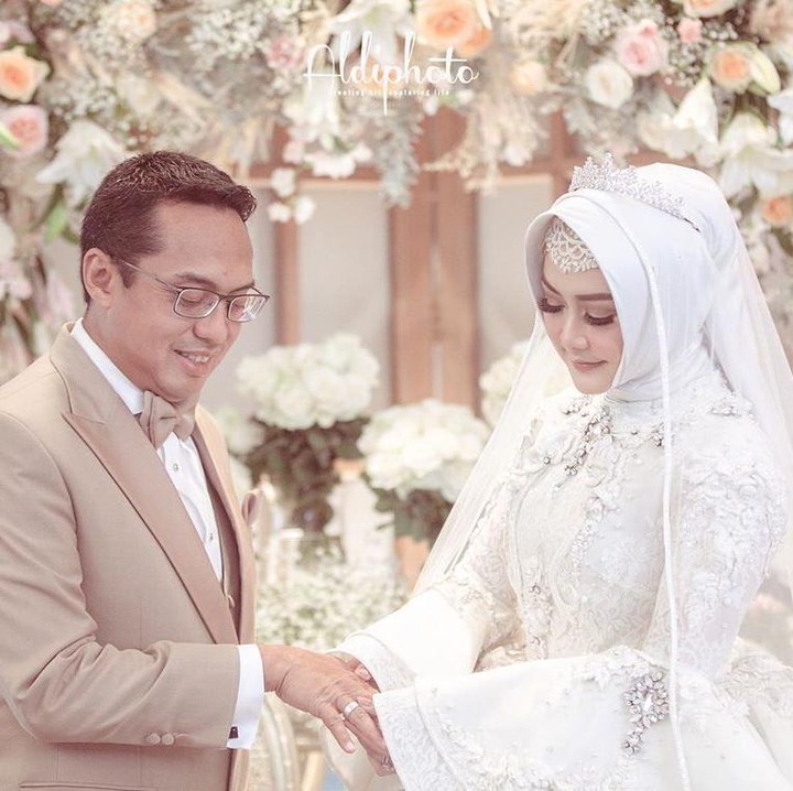 <p>Eddies Adelia pernah bercerai dengan Ferry Setiawan pada tahun 2016. Empat tahun berselang, keduanya rujuk dan menikah lagi pada 25 Maret 2020 lalu. (Foto: Instagram @aldiphoto)</p>