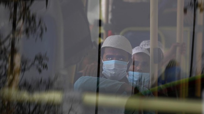 Muslim pilgrims wait in bus that will take them to a quarantine facility, amid concerns over the spread of the new coronavirus, at the Nizamuddin area of New Delhi, India, Tuesday, March 31, 2020. Police has cordoned off the area after several people who attended an Islamic congregation earlier this month here tested positive for Covid-19. The new coronavirus causes mild or moderate symptoms for most people, but for some, especially older adults and people with existing health problems, it can cause more severe illness or death. (AP Photo/Manish Swarup)