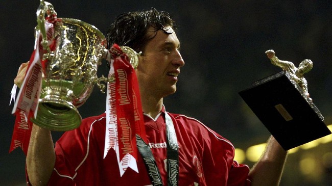 Robbie Fowler adalah ikon Liverpool di era 90-an lewat insting gol dan kebuasan di depan gawang lawan.
