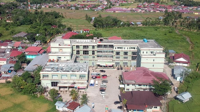 Foto aerial Rumah Sakit Umum Daerah (RSUD) Dr.Rasidin, di Kuranji, Padang, Sumatera Barat, Rabu (1/4/2020). Pemkot Padang menetapkan RSUD Dr.Rasidin sebagai rumah sakit khusus untuk menangani pasien yang terjangkit virus corona (COVID-19). ANTARA FOTO/Iggoy el Fitra/hp.