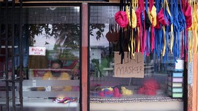 Dirumahkan, Buruh Garmen Jepara Inisiatif Bikin Masker