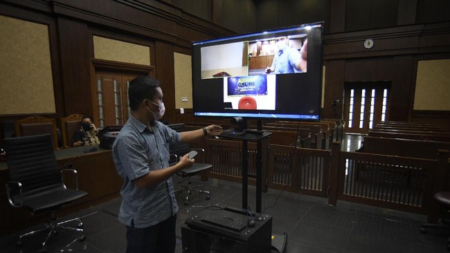 Petugas mempersiapkan peralatan untuk sidang telekonferensi di Pengadilan Tipikor, Jakarta, Rabu (1/4/2020). Pengadilan Tindak Pidana Korupsi (Tipikor) Jakarta bersama KPK memberlakukan sidang online untuk semua agenda mulai dari pembacaan dakwaan, tuntutan, putusan hingga pemeriksaan saksi-saksi. FOTO ANTARA/Puspa Perwitasari/foc.