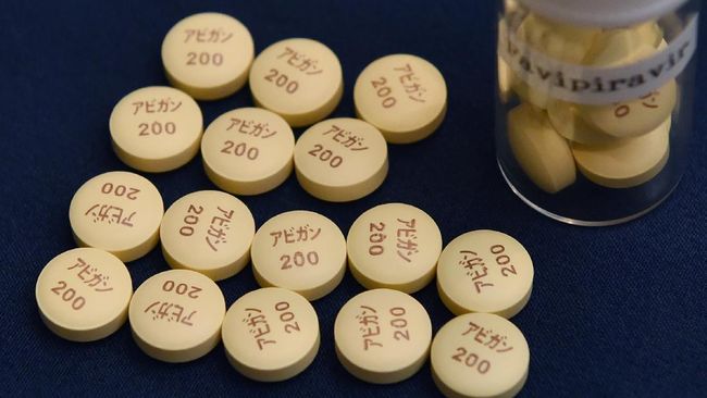Avigan Anti-influenza Avigan Tablets produced by Japan's Fujifilm are displayed in Tokyo on October 22, 2014. Fujifilm said late on October 20 it would increase its stock of Avigan, which has been given to several patients who were evacuated from Ebola-hit West Africa to Europe. AFP PHOTO / KAZUHIRO NOGI (Photo by KAZUHIRO NOGI / AFP)