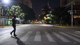 FOTO: Kisah Tragis Jam Malam Corona di Kenya Pemberlakuan jam malam untuk menekan penyebaran virus corona di Kenya malah berujung aksi brutal polisi.