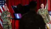 FOTO: Dendang Band Tentara Amerika Melipur Lara karena Corona Bagi band tentara Angkatan Darat Amerika Serikat, wabah virus corona Covid-19 tak menghentikan mereka untuk berdendang menghibur masyarakat Negeri Paman Sam.