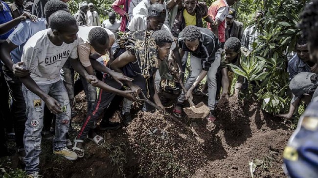 Presiden Kenya Uhuru Kenyatta meminta maaf atas kekerasan dan bentrokan yang melibatkan polisi dan warga di tengah pemberlakuan jam malam untuk mencegah corona.