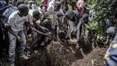 FOTO: Kisah Tragis Jam Malam Corona di Kenya Pemberlakuan jam malam untuk menekan penyebaran virus corona di Kenya malah berujung aksi brutal polisi.