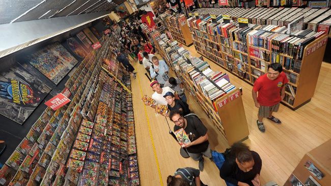 NEW YORK, NY - AUGUST 30: Fans eagerly await a chance to meet DC Comics legends Jim Lee and Geoff Johns at Midnight Madness Event in Times Square Celebrating New No. 1 issue of 