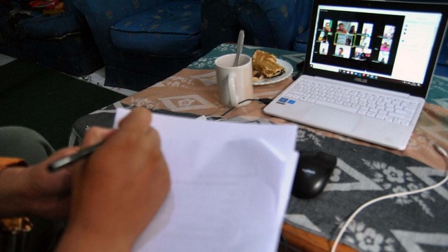 Kemendikbud: Tahun Ajaran Baru Tak Mundur, Tetap 13 Juli 2020 Guru SD melakukan proses belajar mengajar (PBM) dengan siswa melalui aplikasi media daring di rumahnya di Kelurahan Bubulak, Kota Bogor, Jawa Barat, Rabu (1/4/2020). Dinas Pendidikan Jawa Barat menginformasikan pengawas dan pihak sekolah untuk melaksanakan PBM dari rumah fokus pada pendidikan dan kecakapan hidup antara lain mengenai pandemi virus Corona (COVID-19) serta melalui pembelajaran media daring dengan variasi sesuai peserta didik. ANTARA FOTO/Arif Firmansyah/foc.