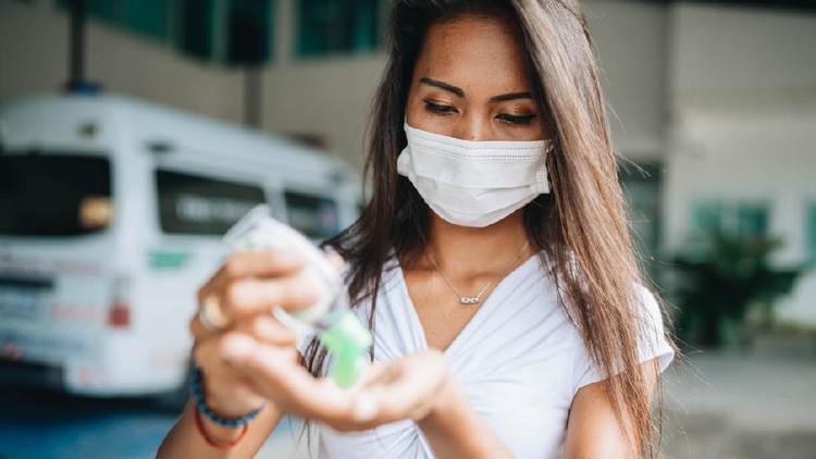 Young woman wearing face mask because of air pollution in the city