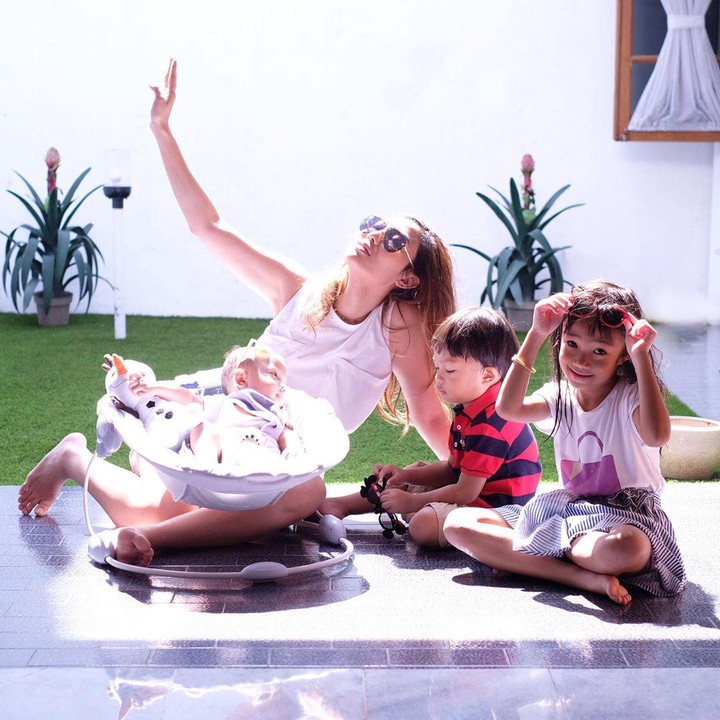 <p>Wah kalau Bunda Ayu Dewi paling juara, jangan ditanya ya gaya apa ini. Mengubah halaman rumah jadi tempat liburan dadakan. Hehe (Foto: Instagram @mrsayudewi)</p>