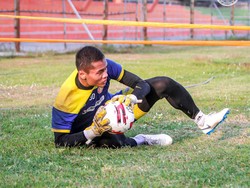 Tak Ada Kompetisi Liga 1, Kiper Persiraja Ini Sibuk di Sawah