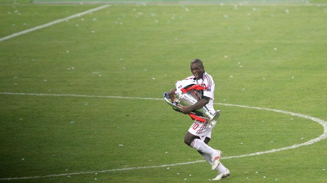 Clarence Seedorf jadi satu-satunya pemain yang mampu mengangkat trofi Liga Champions dengan tiga kostum berbeda.