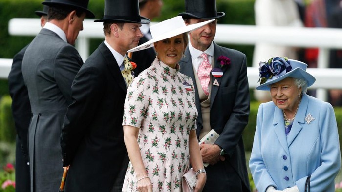 Spain's Queen Letizia (L) talks with Britain's Sophie, Countess of Wessex as they watch Members of the Order of the Garter process to the ceremony at St George's Chapel at Windsor Castle in Windsor, west of London on June 17, 2019. - The Order of the Garter is the oldest and most senior Order of Chivalry in Britain, established by King Edward III nearly 700 years ago. (Photo by Steve Parsons / POOL / AFP)