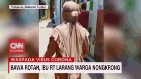 VIDEO: Bawa Rotan, Ibu RT Larang Warga Nongkrong