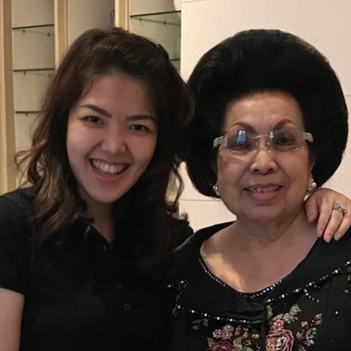 <p>Bukan rahasia lagi kalau mantan penyanyi cilik yang kini jadi politisi Tina Toon dekat banget sama nenek tercinta, Oma Ana Setiawati. (Foto:Instagram@tinatoon101)  </p>