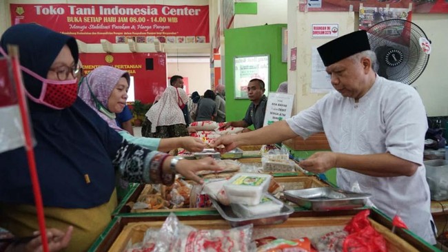 Kementan membatasi jumlah maksimal pembelian bahan pangan di Pasar Mitra Tani untuk menghindari terjadi rush buying.