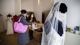 FOTO: Rancangan Gaun Pengantin Cegah Corona Desainer Jerman Frederike Jorzig membuat gaun pernikahan yang dipakai saat pesta pernikahan di tengah wabah corona.