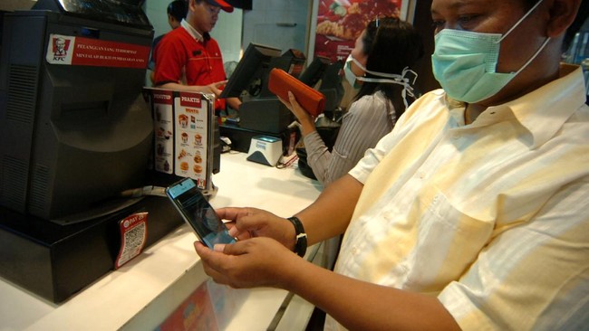 Bank Indonesia (BI) menaikkan batas maksimal transaksi QRIS menjadi Rp10 juta per transaksi mulai 1 Maret 2022.