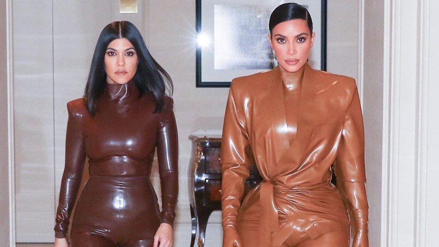 Kim dan Kourtney Kardashian Cakar-cakaran Saat Syuting, Ada Apa? Kim Kadarshian buka suara soal pertikaian dirinya dengan Kourtney yang mengejutkan para penonton.