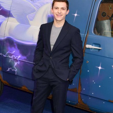 Giliran Tom Holland Kejutkan Bocah Penyelamat Adik yang Viral