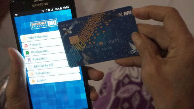 Holding BUMN Ultra Mikro akan diisi oleh BRI, PNM, dan Pegadaian. Holding ini bertujuan membangun ekosistem layanan keuangan formal bagi pelaku usaha mikro.