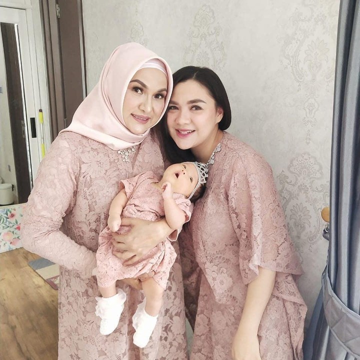 <p>Menghadiri acara keluarga, Vicky dan Faiza kompak mengenakan busana brokat berwarna pink. (Foto: Instagram @faiza_aljufri)</p>