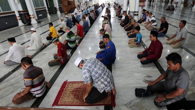 Warga melaksanakan salat ashar berjamaah dengan memberlakukan jarak sosial (social distancing),  di Masjid Raya Baiturrahman, Banda Aceh, Aceh, Rabu (1/4/2020). Pemerintah mengimbau warga untuk melaksanakan social distancing guna mengantisipasi penyebaran virus Corona (COVID-19). ANTARA FOTO/Irwansyah Putra/hp..