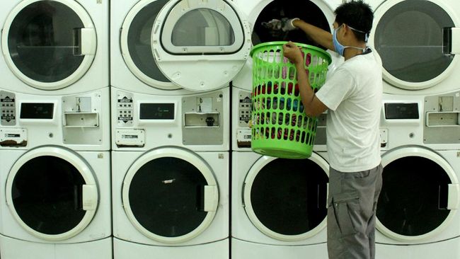 Ahli menyebut pakaian berrisiko kecil membawa virus corona. Sekalipun begitu, mencuci pakaian usai bepergian jauh hal yang disarankan.