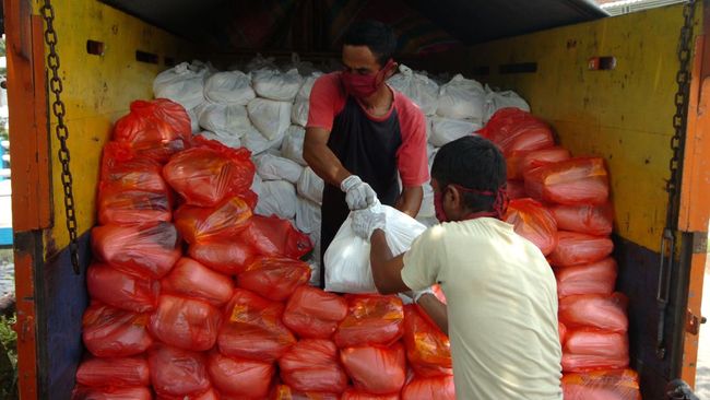 OPERASI PASAR WARGA TERDAMPAK KARANTINA WILAYAH Pekerja memindahkan paket sembako untuk didistribusikan ke Kelurahan, RW dan RT di Kantor Kecamatan Pesurungan Kidul, Tegal, Jawa Tengah, Rabu (1/4/2020). Operasi pasar murah oleh Perum Bulog Subdivre sebanyak 30.000 paket sebagai upaya membantu masyarakat mendapatkan sembako dengan harga jual lebih murah dibandingkan di pasar yang terdampak karantina wilayah di Kota Tegal. ANTARA FOTO/Oky Lukmansyah/foc.